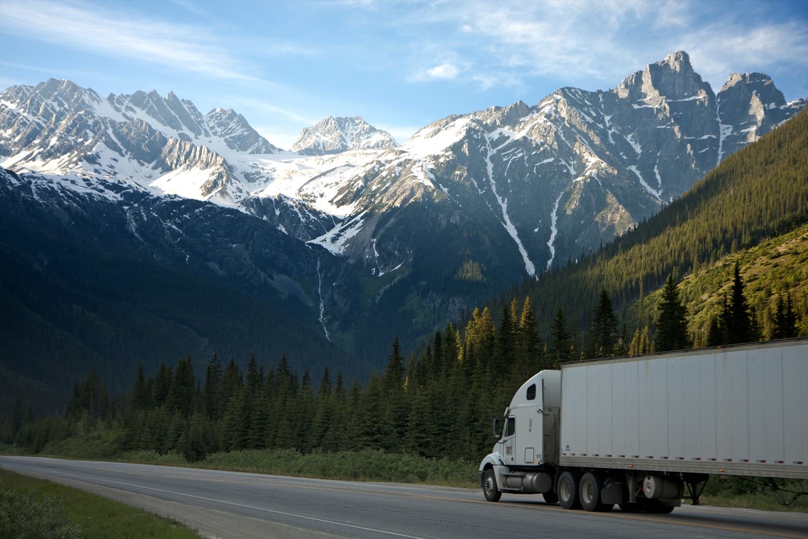 Box truck delivering palletized freight in the Pacific Northwest
